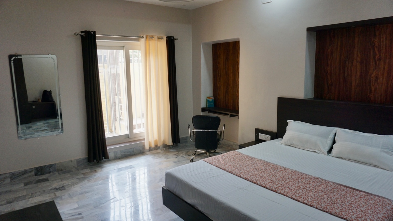 Deluxe Room with Non-Attached Washroom 2