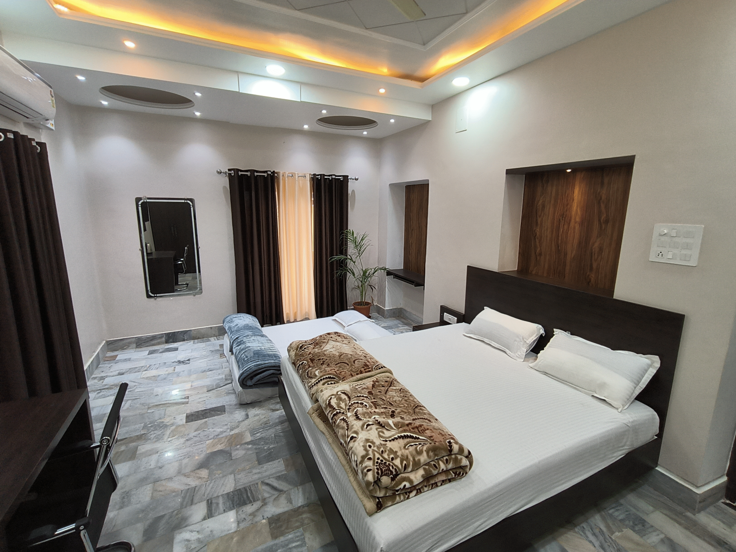 Deluxe room with non-attached washroom