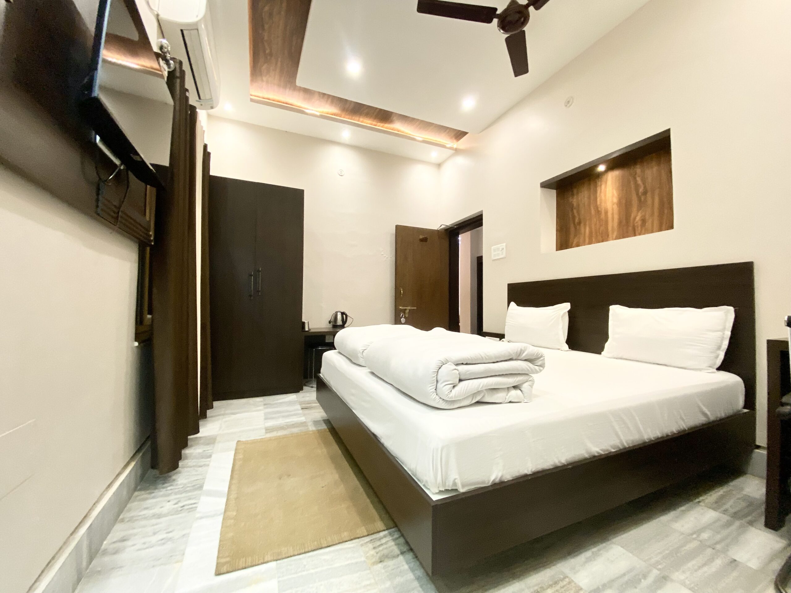 Deluxe room with non-attached washroom